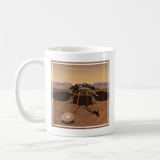 Der Erkennungsleuchter, der auf der Oberfläche von Kaffeetasse (Links)