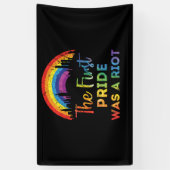 Der erste Gay Pride war ein Rot-LGBT Banner (Vertikal)