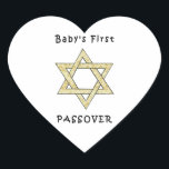 Der erste Pessach des Babys Herz-Aufkleber<br><div class="desc">Feiern Sie den ersten Babypassover mit jüdischen Stern- und Mathematikgeschenken für den jüdischen Urlaub und Babykleidung für den Seder.</div>