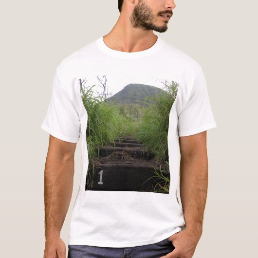 Der erste Schritt lädt zum Wandern ein T-Shirt (Vorderseite)