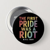 Der erste Stolz war ein Riot LGBT Gay Ally Rainbow Button (Vorne & Hinten)