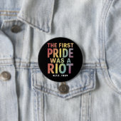 Der erste Stolz war ein Riot LGBT Gay Ally Rainbow Button (Beispiel)