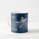 Der Eurofighter Taifun, der dunkle Himmel, Ihr Nam Kaffeetasse<br><div class="desc">Ein Foto des Eurofighter Taifun auf einer Tasse. Der Eurofighter ist das weltweit fortschrittlichste Mehrzweck-Kampfflugzeug der neuen Generation,  das sich in Schwingen bewegt. Hier ist es Set gegen einen dunklen,  dramatischen Himmel und von unten beleuchtet. Sie können die Tasse mit Ihrem Namen anpassen.</div>