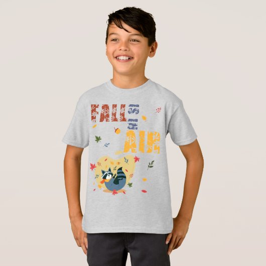 Der Fall ist in Luft mit schwindendem Raccoon T-Shirt (Vorne ganz)