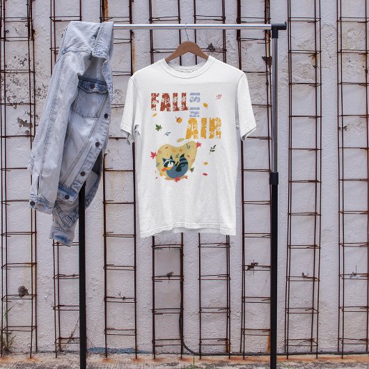 Der Fall ist in Luft mit schwindendem Raccoon T-Shirt