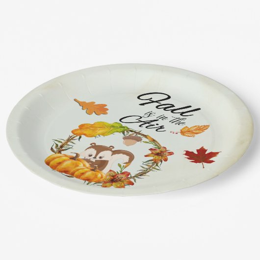 Der Fall liegt in der Lufttypografie mit Eichhörnc Pappteller (Schrägansicht)