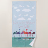 Der farbenfrohe Flamingos-Regen im Wasser Strandtuch (Vorderseite)