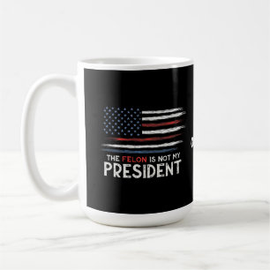 Der Felon ist nicht mein Präsident steht gegen das Kaffeetasse