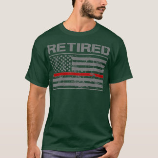 Der Feuerwehrmann gibt dem Feuerwehrmann das Ruhes T-Shirt