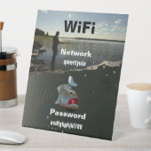 Der Fischer. Glückliches Angeln Sockelschild (In Situ)