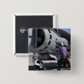 Der Flugzeugkrafttechniker schließt eine Kraftstof Button (Vorne & Hinten)