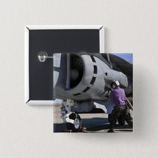 Der Flugzeugkrafttechniker schließt eine Kraftstof Button (Vorne & Hinten)