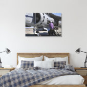 Der Flugzeugkrafttechniker schließt eine Kraftstof Leinwanddruck (Insitu (Schlafzimmer))
