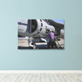 Der Flugzeugkrafttechniker schließt eine Kraftstof Leinwanddruck (Insitu (Holzboden))