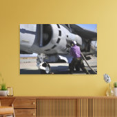 Der Flugzeugkrafttechniker schließt eine Kraftstof Leinwanddruck (Insitu (Wohnzimmer))