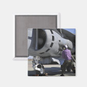 Der Flugzeugkrafttechniker schließt eine Kraftstof Magnet (Vorderseite/Rückseite)