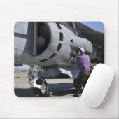 Der Flugzeugkrafttechniker schließt eine Kraftstof Mousepad (Mit Mouse)