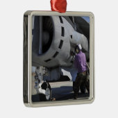 Der Flugzeugkrafttechniker schließt eine Kraftstof Ornament Aus Metall (Rechts)