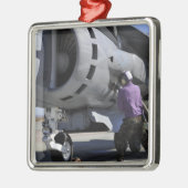 Der Flugzeugkrafttechniker schließt eine Kraftstof Ornament Aus Metall (Links)