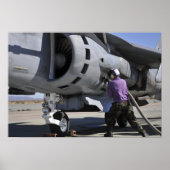 Der Flugzeugkrafttechniker schließt eine Kraftstof Poster (Vorne)