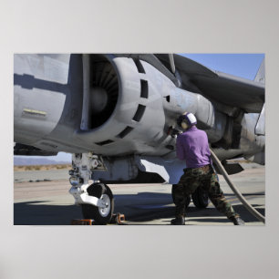 Der Flugzeugkrafttechniker schließt eine Kraftstof Poster