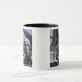 Der Flugzeugkrafttechniker schließt eine Kraftstof Tasse (Zentrum)