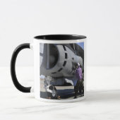 Der Flugzeugkrafttechniker schließt eine Kraftstof Tasse (Links)