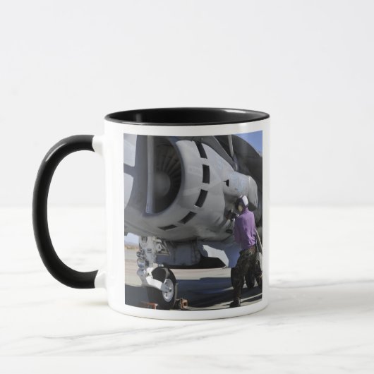 Der Flugzeugkrafttechniker schließt eine Kraftstof Tasse (Links)