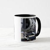 Der Flugzeugkrafttechniker schließt eine Kraftstof Tasse (VorderseiteRechts)