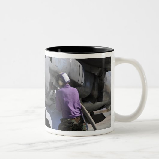 Der Flugzeugkrafttechniker schließt eine Kraftstof Zweifarbige Tasse (Rechts)