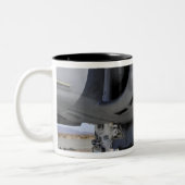 Der Flugzeugkrafttechniker schließt eine Kraftstof Zweifarbige Tasse (Links)