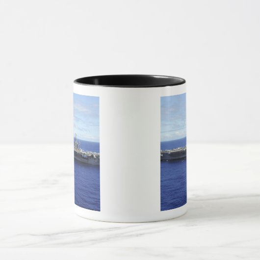 Der Flugzeugträger USS Abraham Lincoln 2 Tasse (Zentrum)
