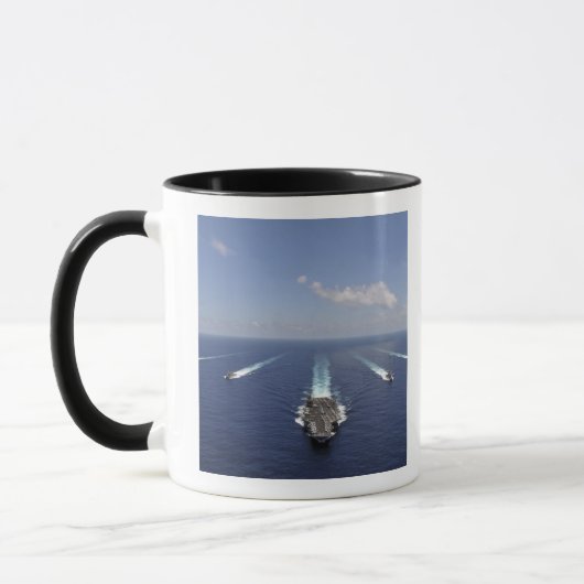 Der Flugzeugträger USS Abraham Lincoln Tasse (Links)