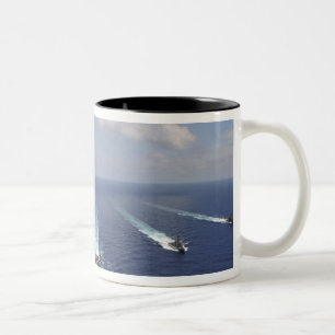 Der Flugzeugträger USS Abraham Lincoln Zweifarbige Tasse