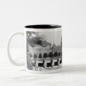 Der Fluss Isar in München, c.1910 Zweifarbige Tasse (Links)