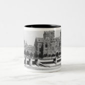 Der Fluss Isar in München, c.1910 Zweifarbige Tasse (Mittel)