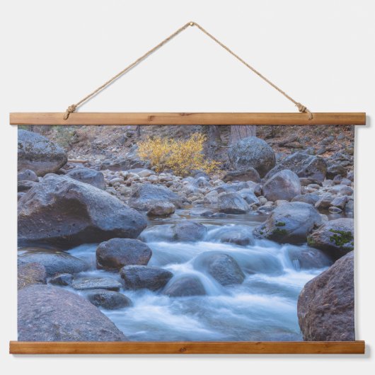 Der Fluss Rocky River Wandteppich Mit Holzrahmen (Vorne)