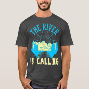 Der Fluss ruft Fischen Kanufahren Kajak T-Shirt