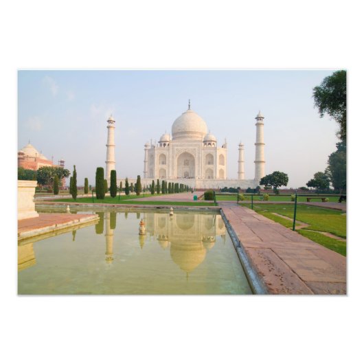Der friedliche Taj Mahal bei Sonnenaufgang Fotodruck (Vorne)