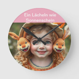 „Der fröhliche Wächter vom Sternental“ Baby Stramp Runde Wanduhr