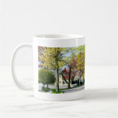 Der Frühling beginnt im Vorort Kaffeetasse (Links)
