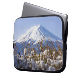 Der Fujisan bedeckte mit Schnee Laptopschutzhülle (Vorderseite Links)