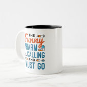 Der Funny Pharma ruft und ich muss gehen Zweifarbige Tasse (Vorderseite Links)