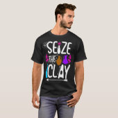 Der Funny Potterie Maker ergreift den Clay T-Shirt (Vorne ganz)