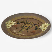 Der furchtlose Besuch mit Helm mit Hörnern. Pappteller (Schrägansicht)