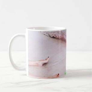 Der Fuß der Person neben der grünen Schaufel am Me Kaffeetasse
