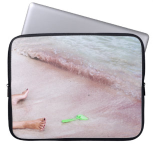 Der Fuß der Person neben der grünen Schaufel am Me Laptopschutzhülle