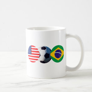 Der Fußball-Ball in Brasilien und die USA Flaggen Kaffeetasse