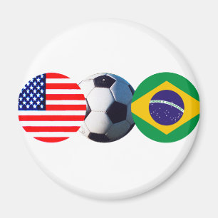 Der Fußball-Ball in Brasilien und die USA Flaggen Magnet