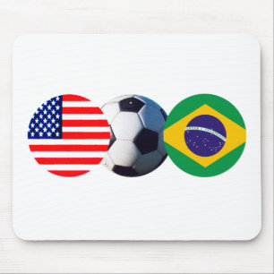 Der Fußball-Ball in Brasilien und die USA Flaggen  Mousepad
